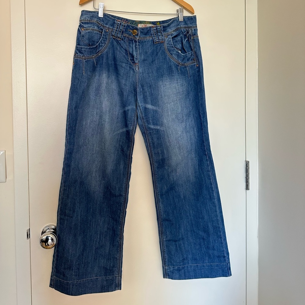 Y2K low waisted jeans with unique stitching